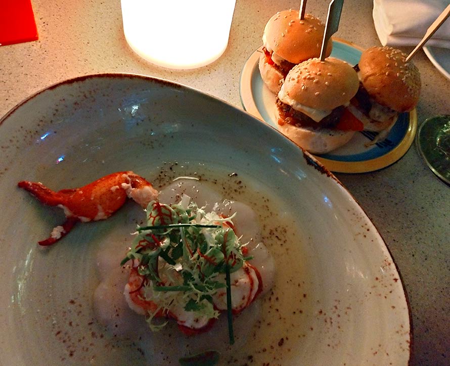 シンガポール Lantern(ランタン) バー フラートンベイホテル内 海老のお料理と和牛バーガー