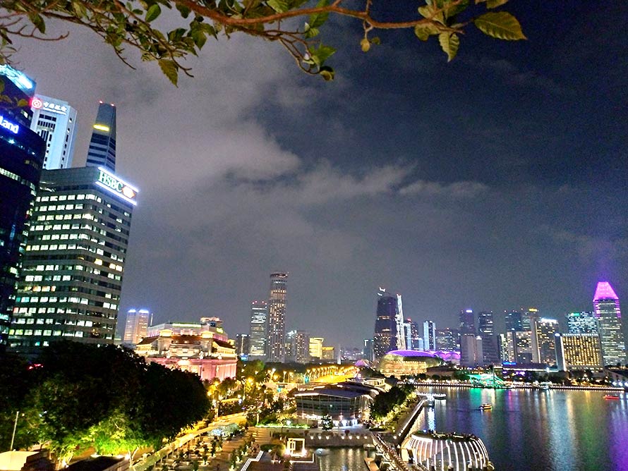 シンガポール Lantern(ランタン) 高層ビルと反対方面
