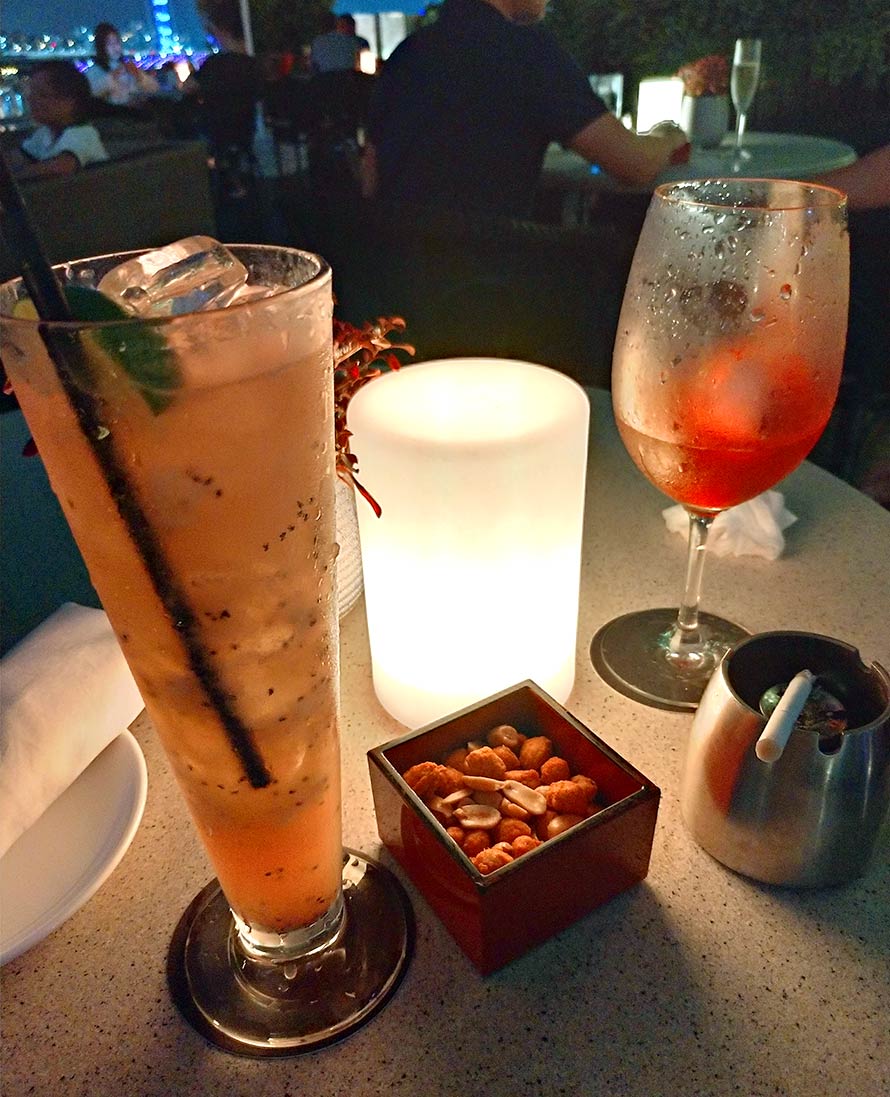 シンガポール Lantern(ランタン) バー フラートンベイホテル内 飲み物とお通し