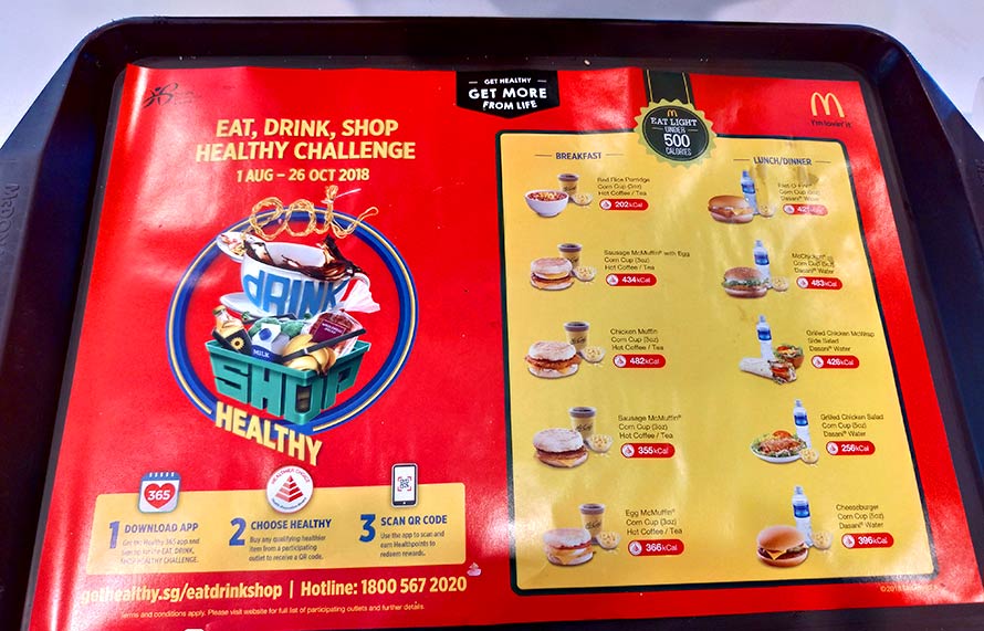 シンガポール マクドナルド ガーデンズバイザベイ内 トレイに敷いてあったチラシ