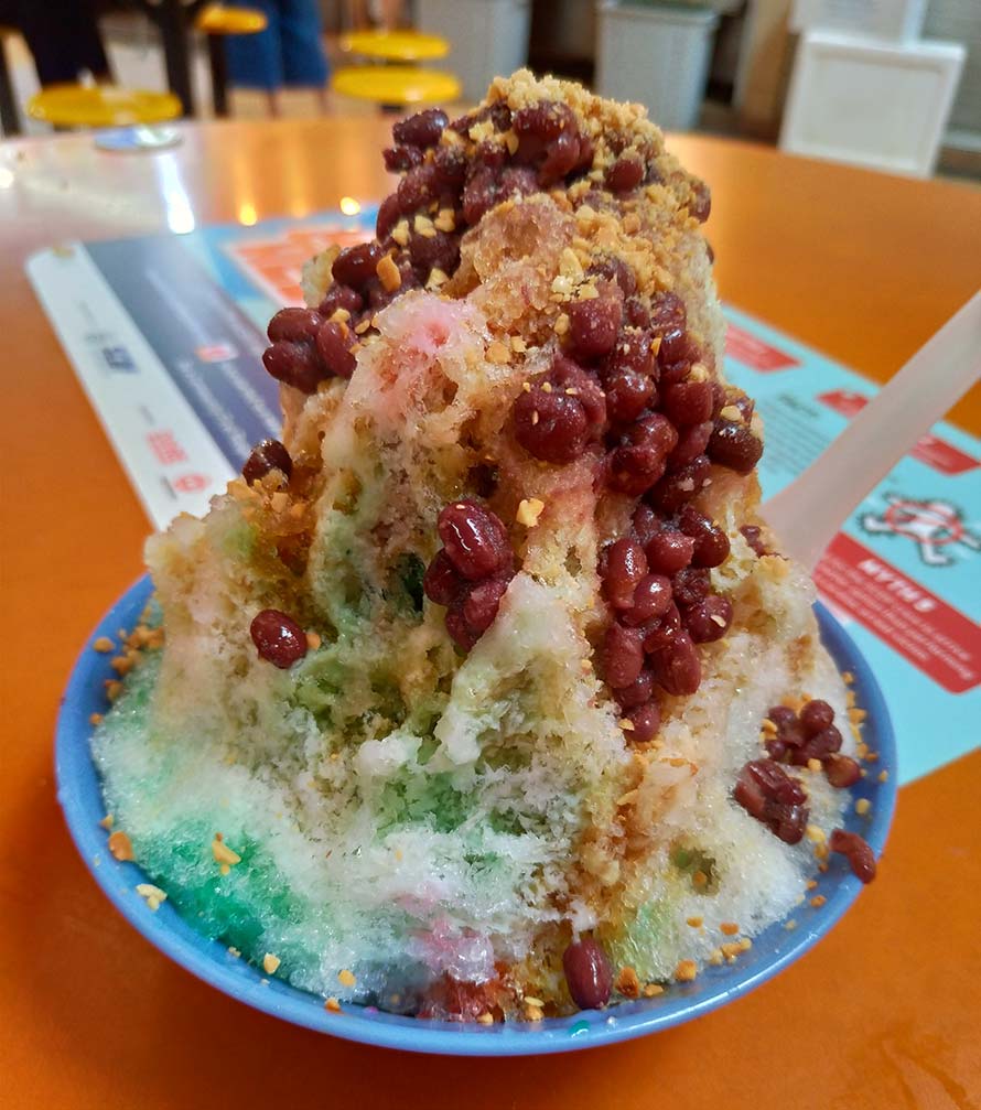 シンガポール マックスウェルフードセンター(Maxwell Food Centre) すごい色のかき氷