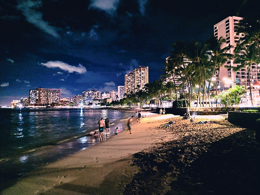 ハワイ ホノルル 夜のワイキキビーチ