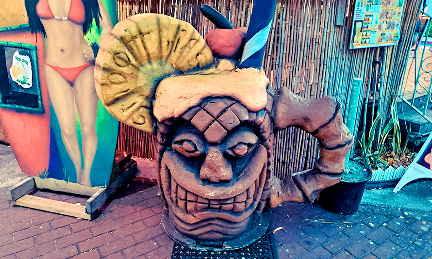 ハワイ ホノルル ワイキキ サムズキッチンの通りにある謎の像