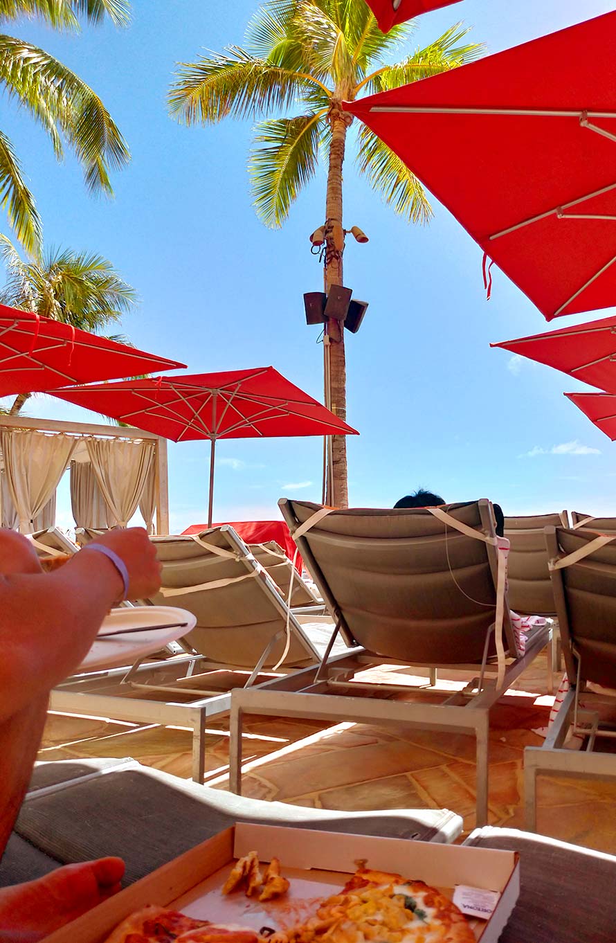 ハワイ ホノルル シェラトンワイキキ HAPAS PIZZA ハパスピザ プールサイドにて