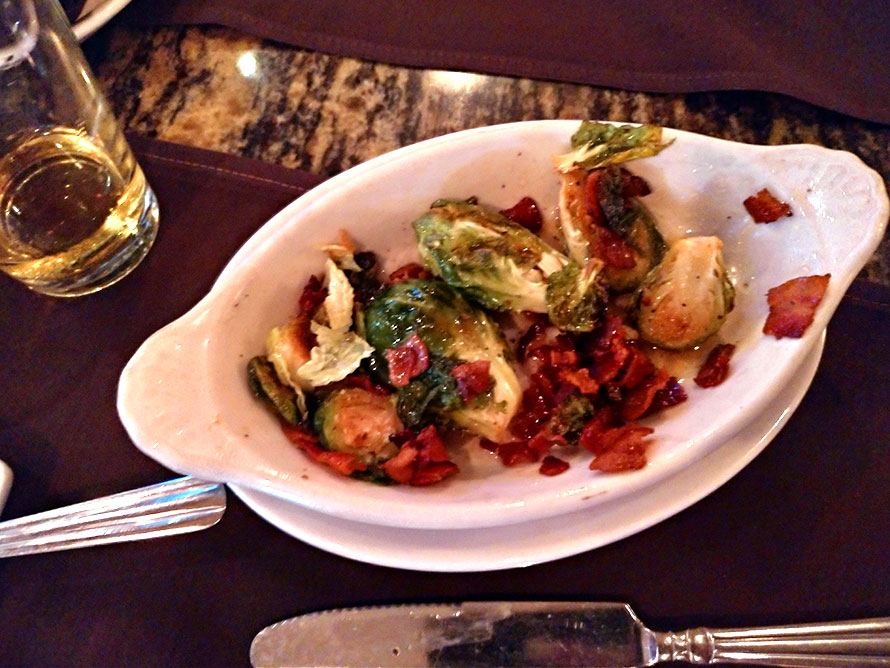 ハワイ ホノルル ワイキキ ルースズクリスステーキハウス 芽キャベツとベーコン？