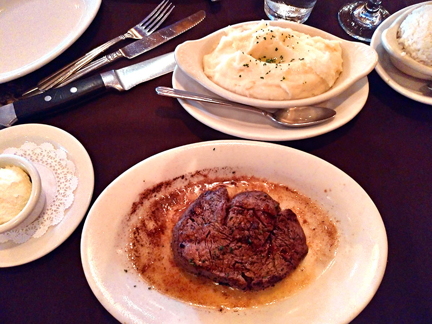 ハワイ ホノルル ワイキキ ルースズクリスステーキハウス 8oz Filet Ruths Classic(プチフィレ)とマッシュポテト