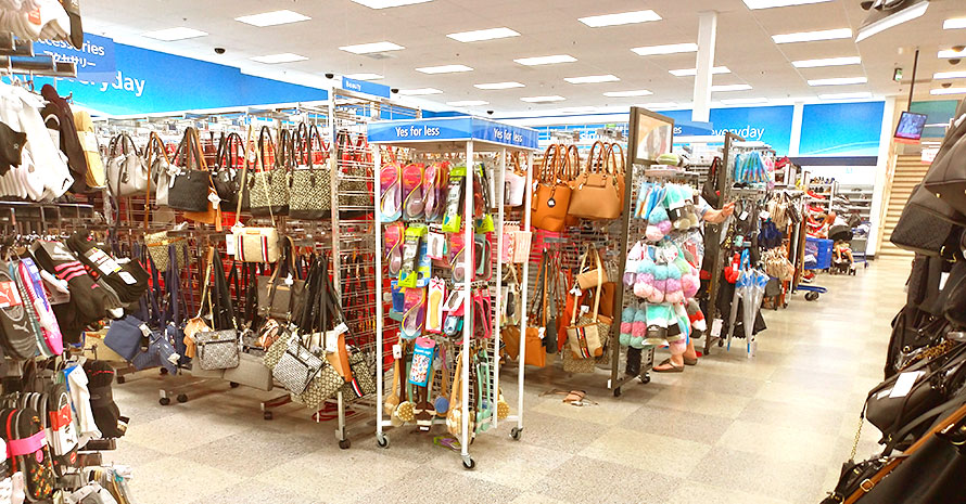 ハワイ オアフ島 ホノルル ワイキキ ロス ドレス フォー レス 店内 バッグがたくさん