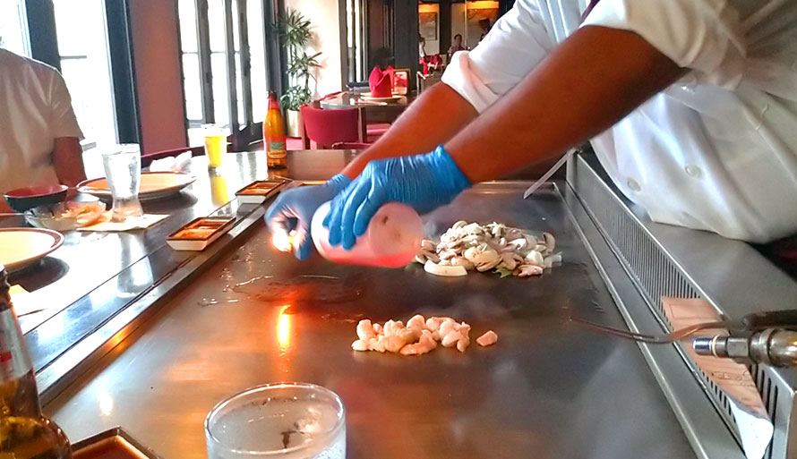 ハワイ オアフ島 ワイキキ 田中オブ東京 イースト 炎のパフォーマンス