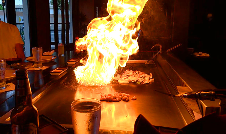 ハワイ オアフ島 ワイキキ 田中オブ東京 イースト 炎のパフォーマンス