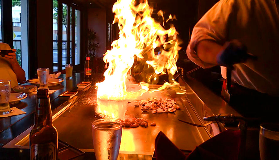 ハワイ オアフ島 ワイキキ 田中オブ東京 イースト 炎のパフォーマンス